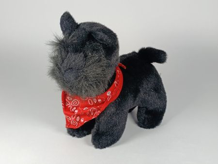 Chien noir en peluche