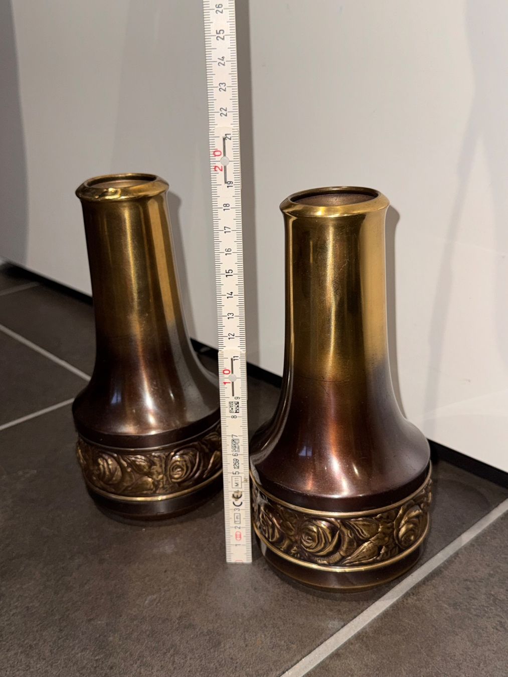 Vase & Récipients: 2 wunderschöne antike Vasen aus Messing oder Kupfer Rosen – D'occasion à Rothrist par Fondgruebe 2