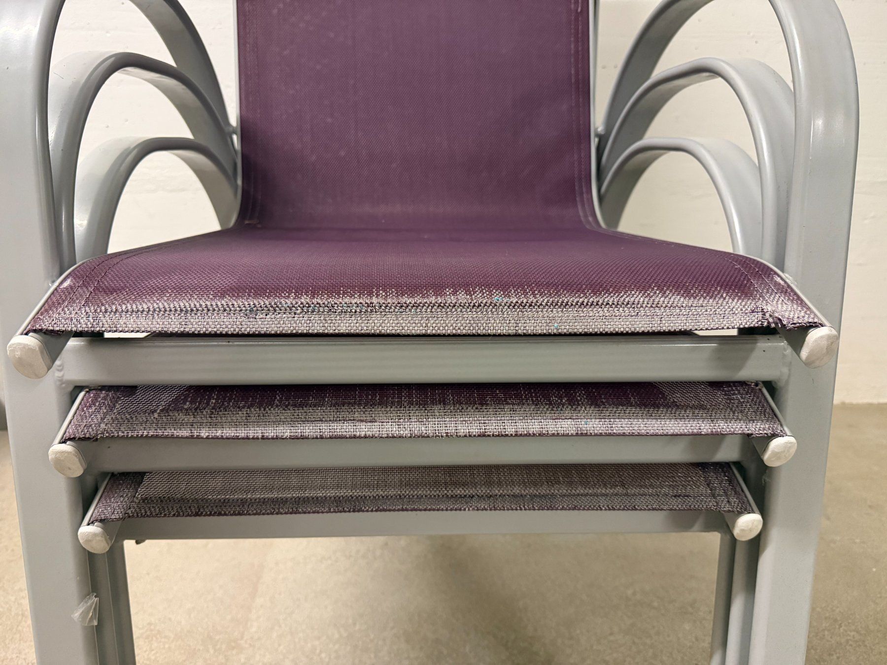 Sedie: 4 Stapelstühle violett Metall – Usato da Wettswil venduto da raphi00 2