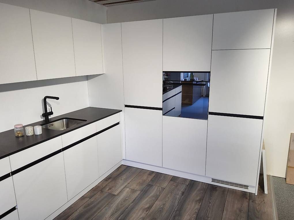 Cucine complete: Küche weiss ab Ausstellung – Usato da Urtenen-Schönbühl venduto da wohnstudio_haller 1