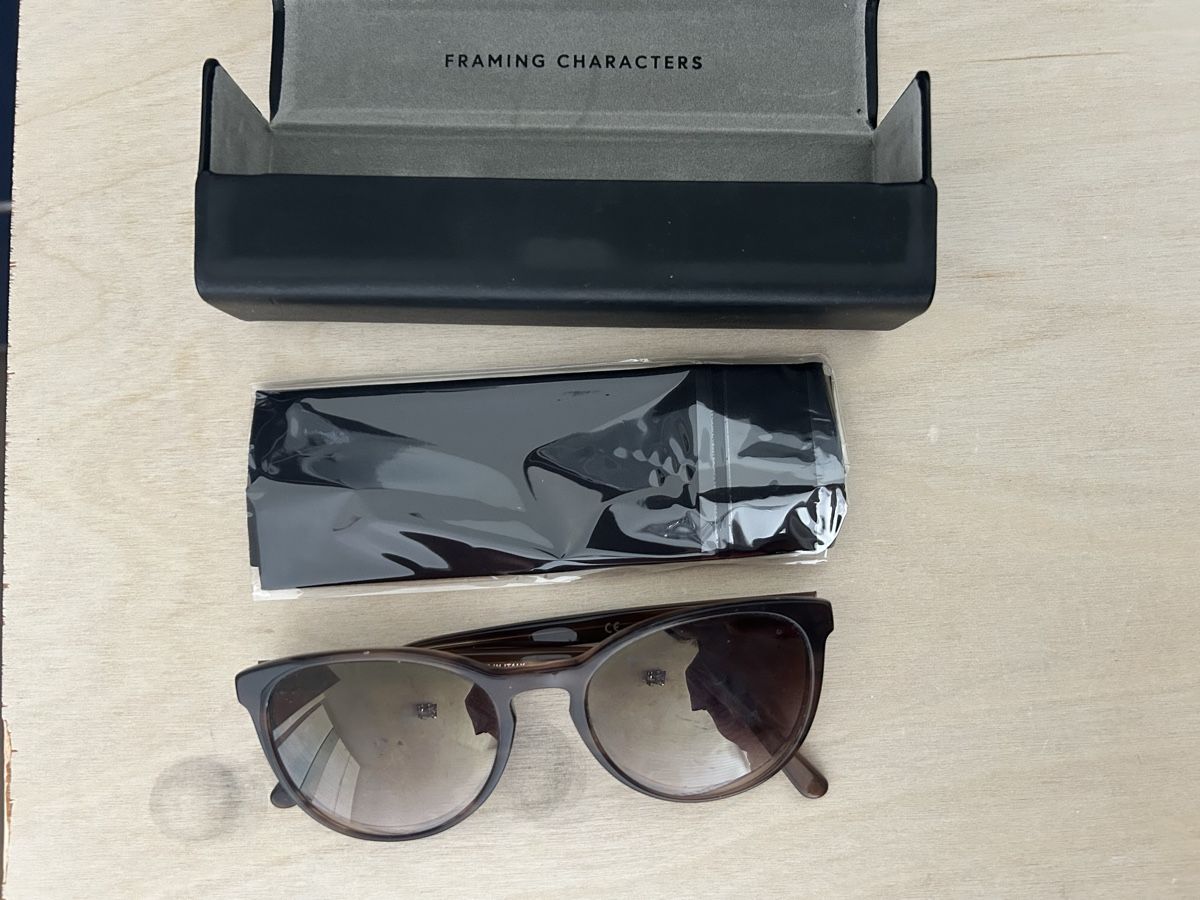 Viu Occhiali & Lenti: VIU Sunglasses – Brown Round Frame with Case – Usato da Epalinges venduto da kat_lyp6