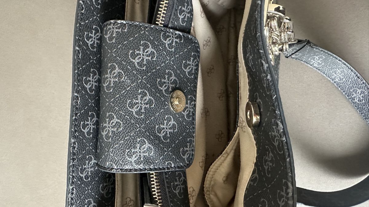 Guess Borse da donna: Guess Handtasche Grau Monogramm – Usato da Waldstatt venduto da Car_na 6