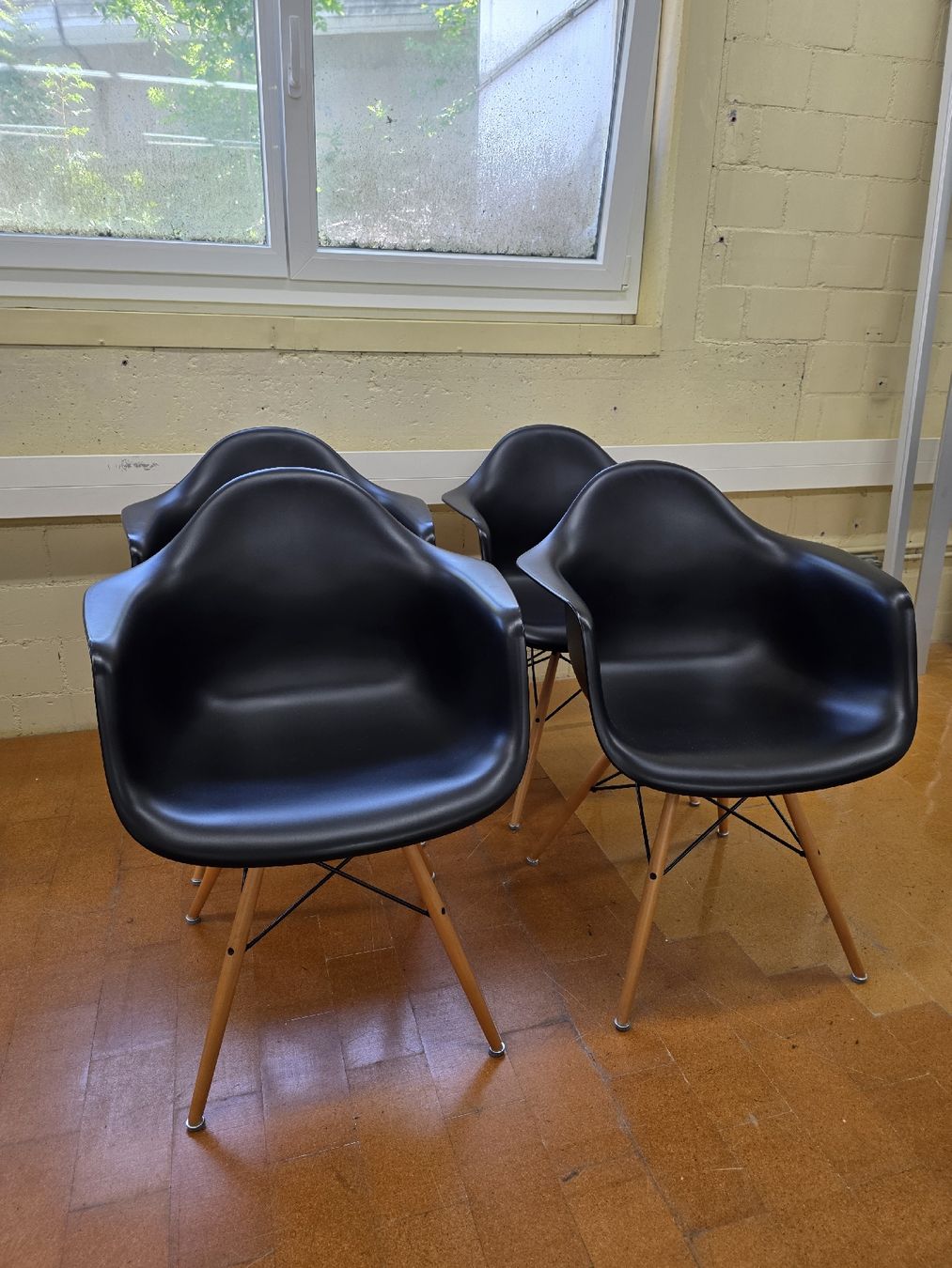 Vitra Chaises: Designer Stühle Eames Vitra DAW in schwarz – D'occasion à Lichtensteig par Polsterwerk 1