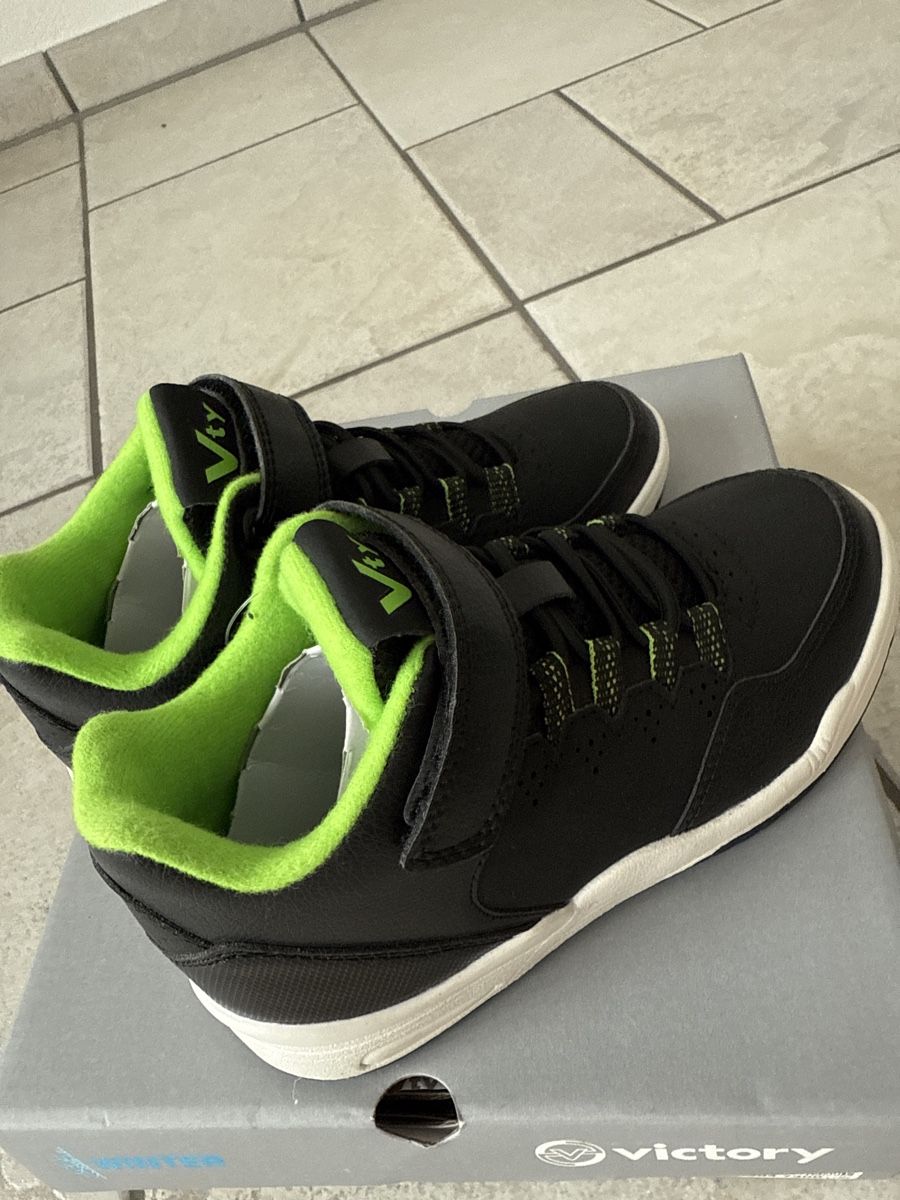 Victory Chaussures garçon: NEUE Winter Schuhe Gr.31 – Neuf avec emballage d'origine à Waltenschwil par lina-04 2