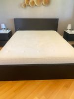 Lit, matelas et deux tables de chevets .