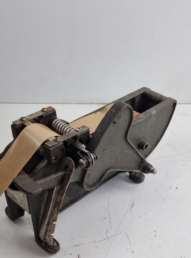 Tutte le macchine: Tiger-Tiger Package Sealer Aufroller England – Usato da Flums venduto da Flumsantik