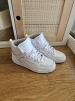 Baskets Puma blanches avec liserais mutilicolors, taille 38
