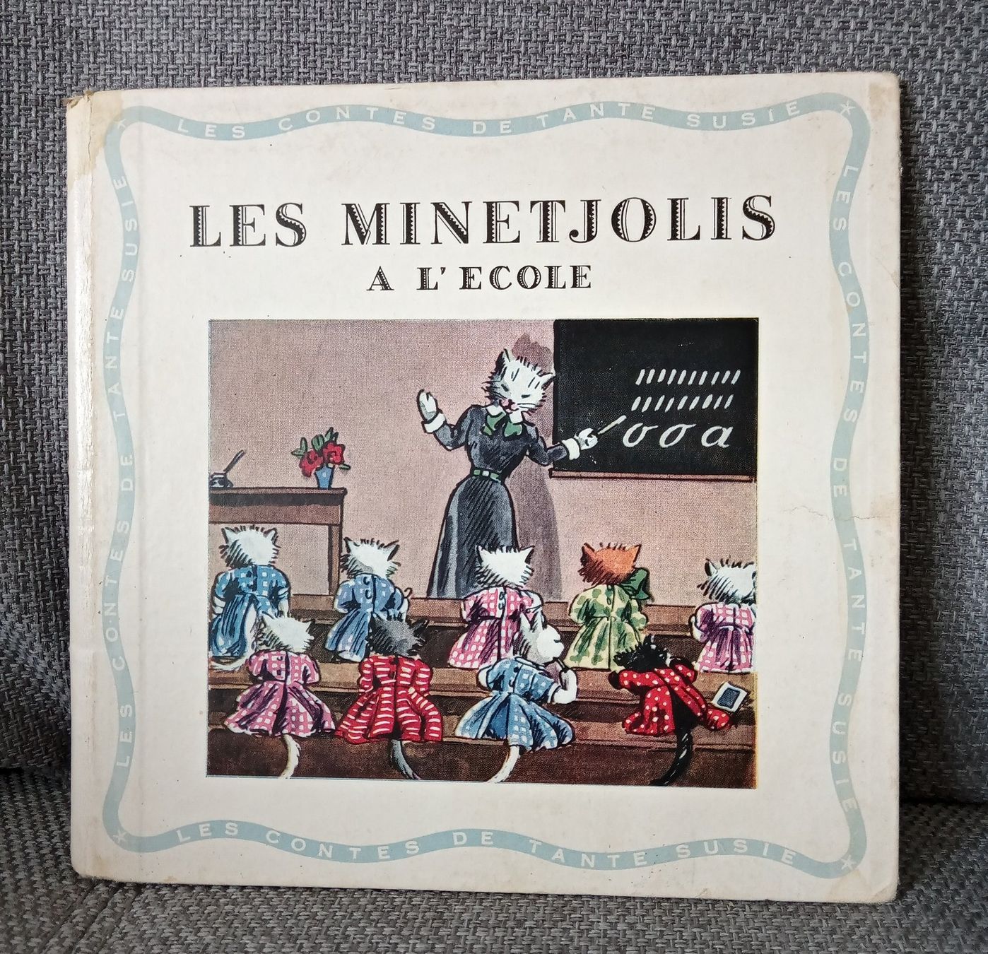 Bücher: Marcelle Boué, LES MINETJOLIS À L'ÉCOLE . 1952 – Gebraucht aus Le Locle von borgespatricia