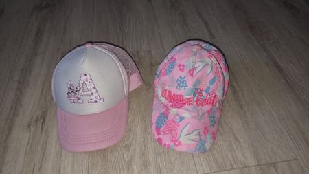 2 süsse Mädchen Caps Gr. Für ca 10 jährige