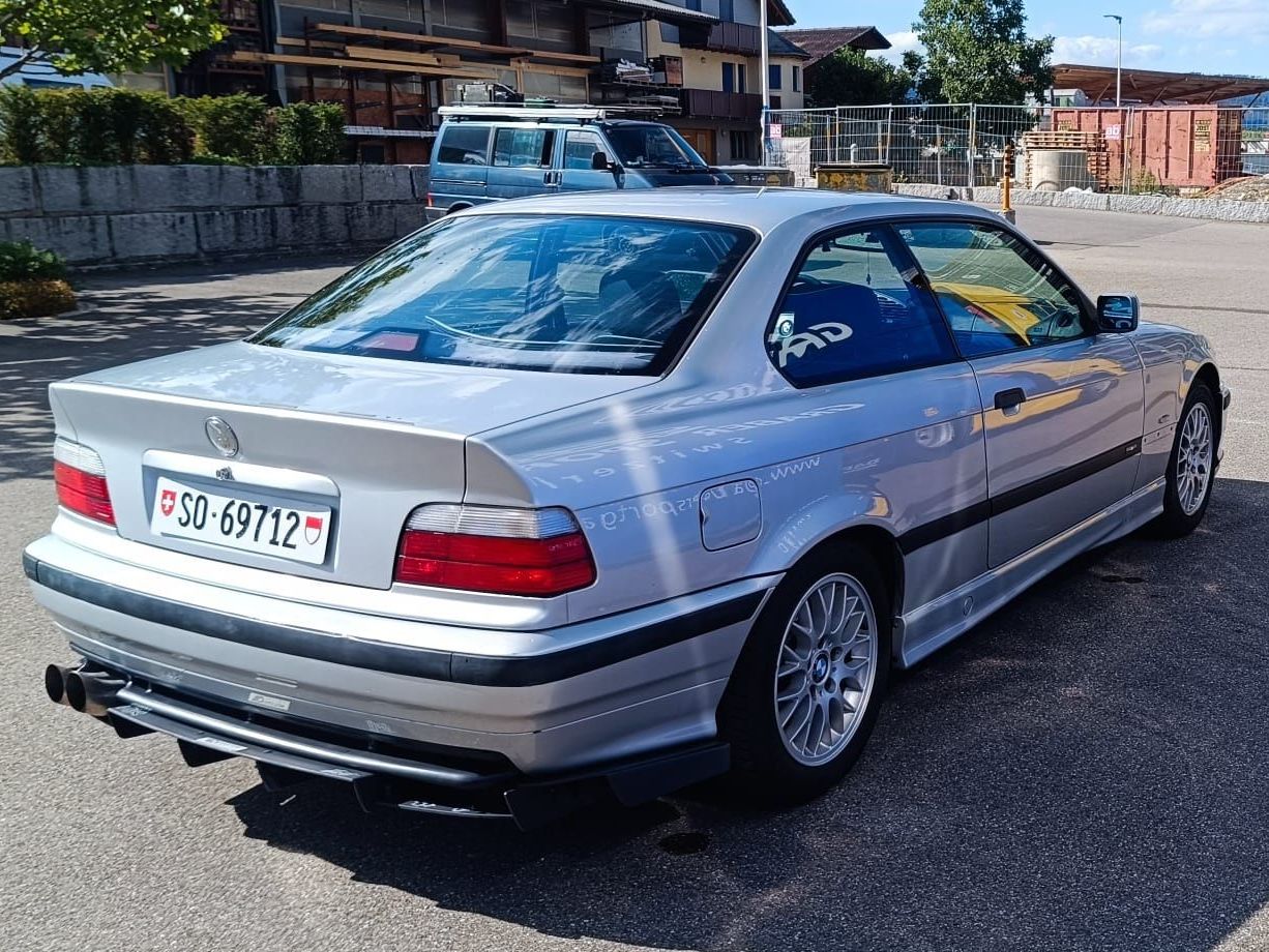 BMW Voitures modèles: BMW 323i – D'occasion à Büsserach par Vintage-vins 1