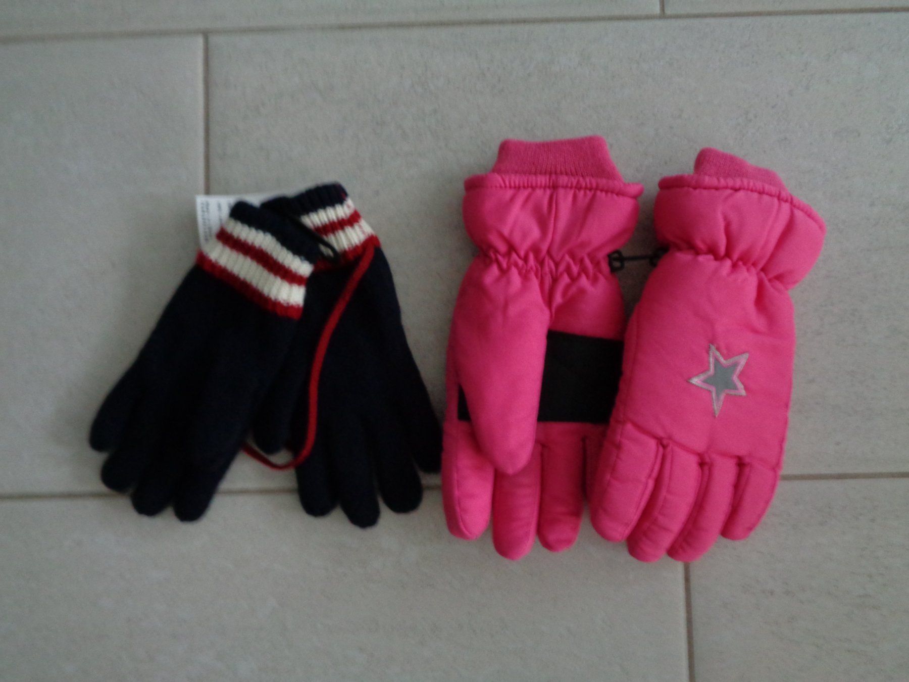 Lotti & Set di vestiti: HANDSCHUHE FÜR MÄDCHEN GR.050 UND 070 – Usato da Rotkreuz venduto da Samballi