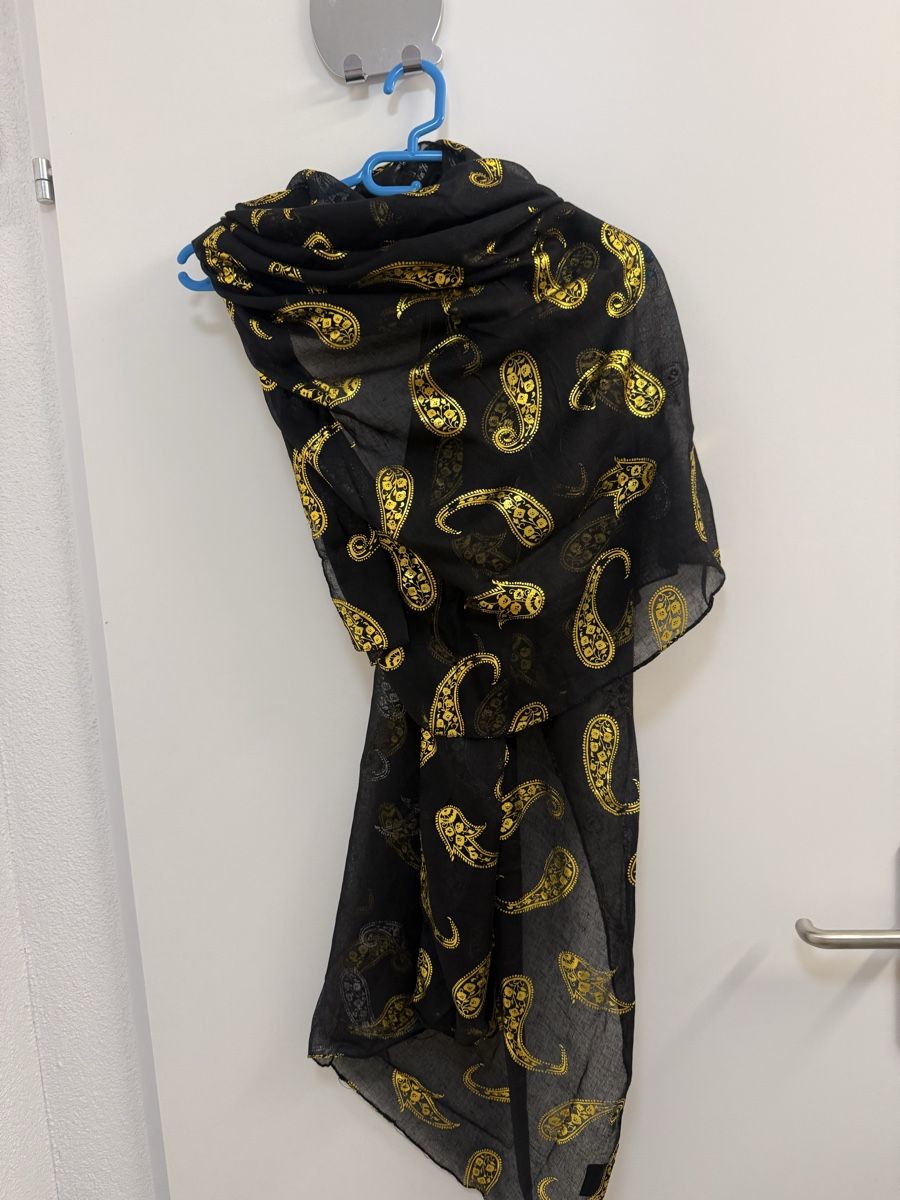 Foulard & Sciarpe: Schwarzer Schal mit goldenem Muster, ideales Accessoire! – Nuovo e nell'imballaggio originale da Winkel venduto da zucchetti