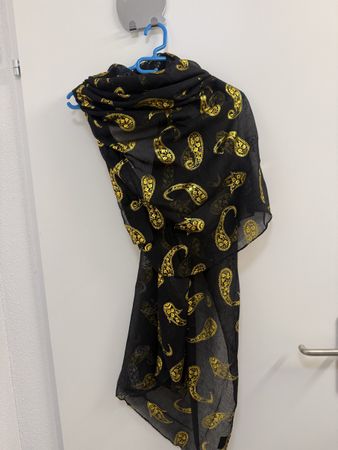 Schwarzer Schal mit goldenem Muster, ideales Accessoire!