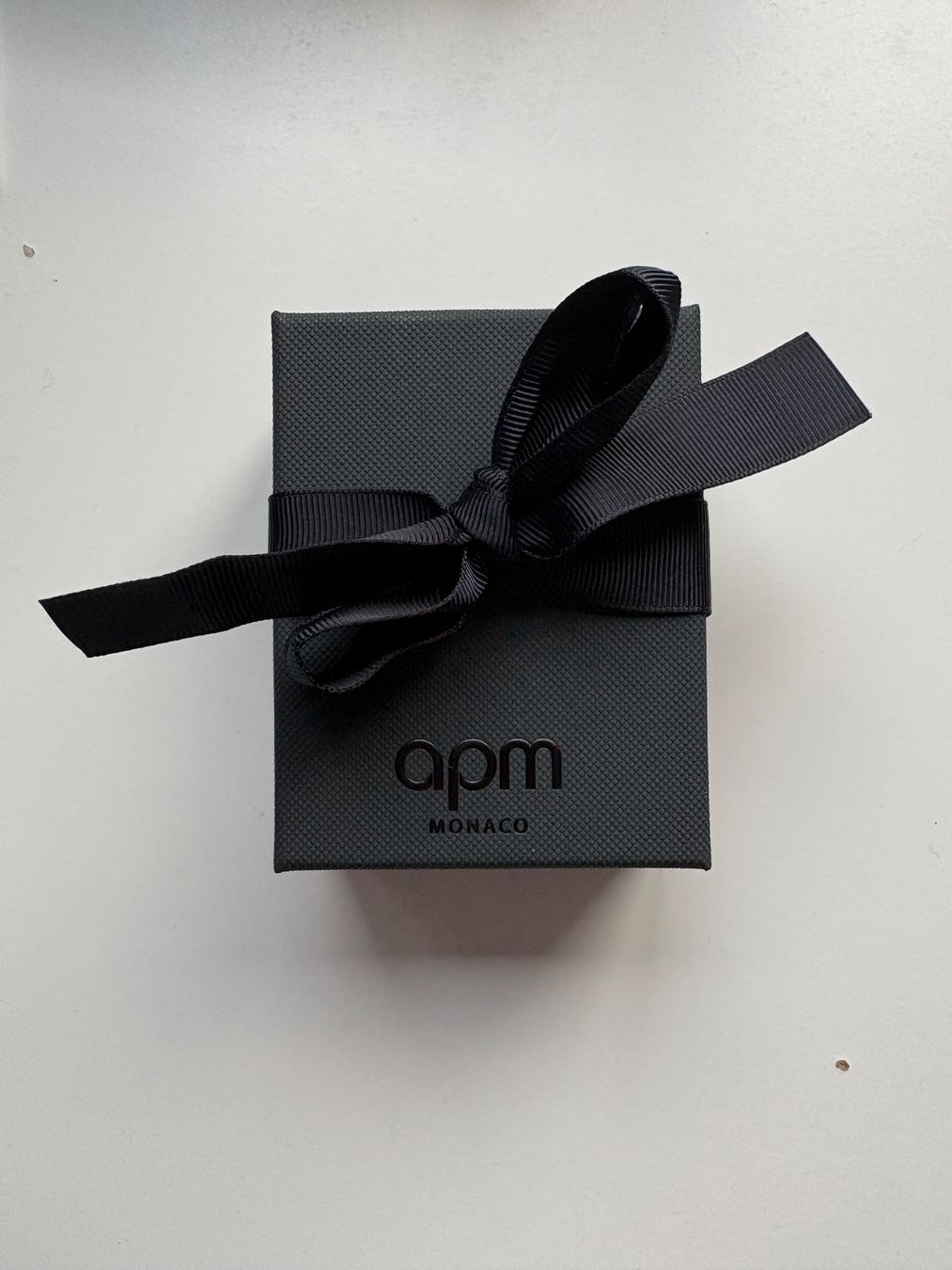 Anelli: APM MONACO RING MIT LOVE MORSECODE GR. 52 Goldfarben mit Box – Usato da Luzern venduto da poe_5fml 1