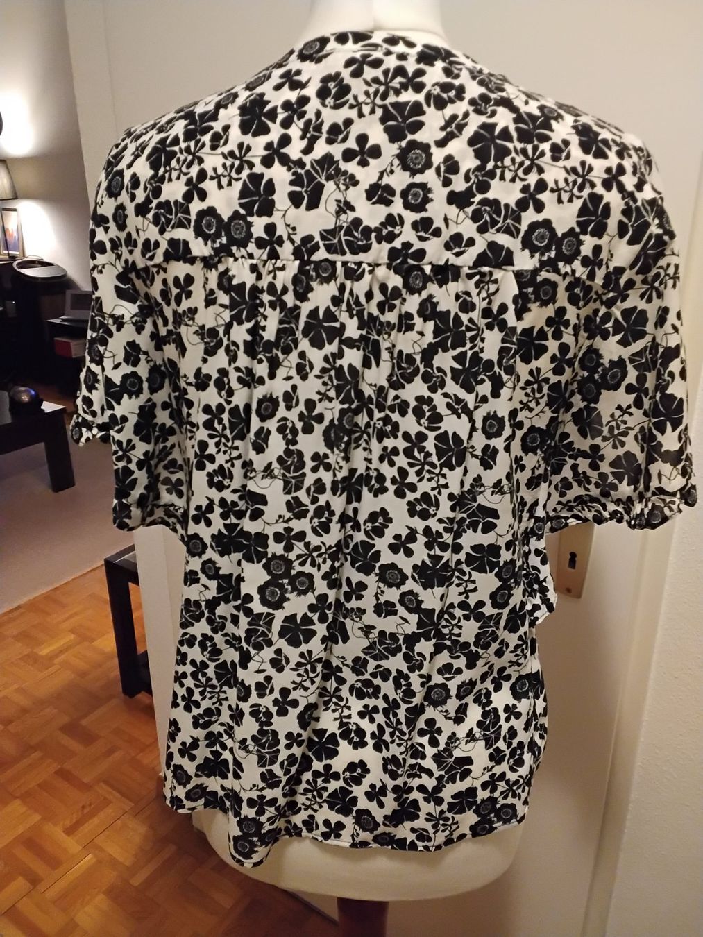 C&A Blusen: Chemisier noir et blanc à fleurs, C&A t40 – Neu und originalverpackt aus Chêne-Bourg von Fio994 2