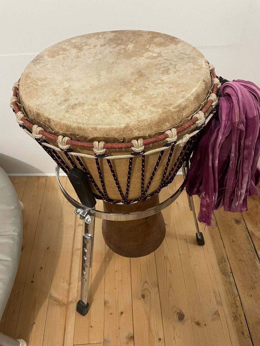 Musikinstrumente: Djembé professionnel + housse + stand – Gebraucht aus Biel/Bienne von ale_6chv 2