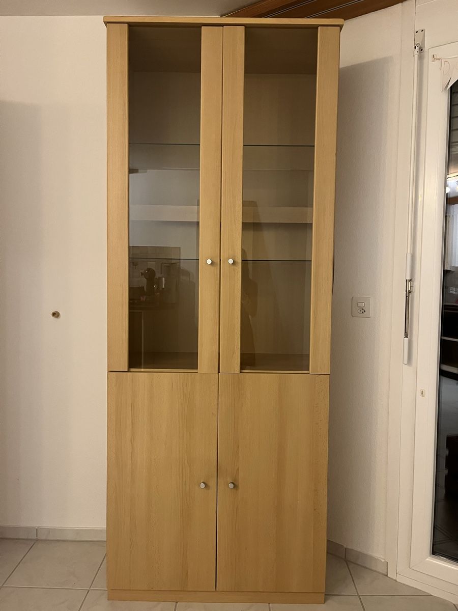 Schränke: Vitrinenschrank Hochschrank Buche hell Glas – Gebraucht aus Bretzwil von Olga_KroXa