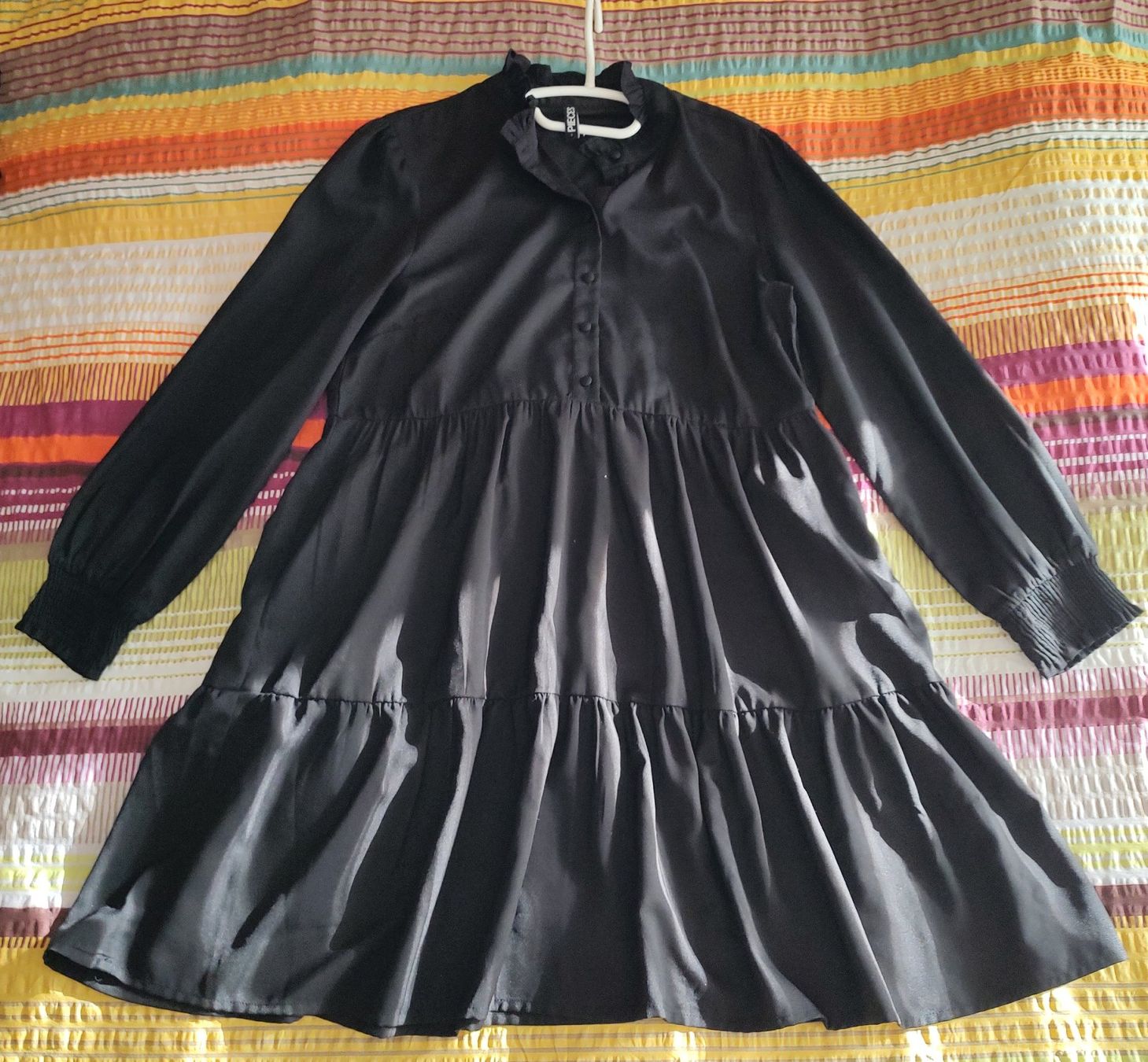 Vestiti: Robe noire fluide à volants, Peices, taille S, comme neuve – Usato da Marin-Epagnier venduto da Ebt99 1