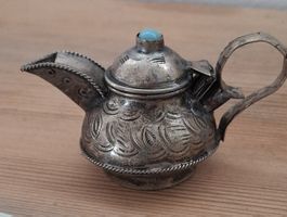Kleine Teekanne Metall verziert