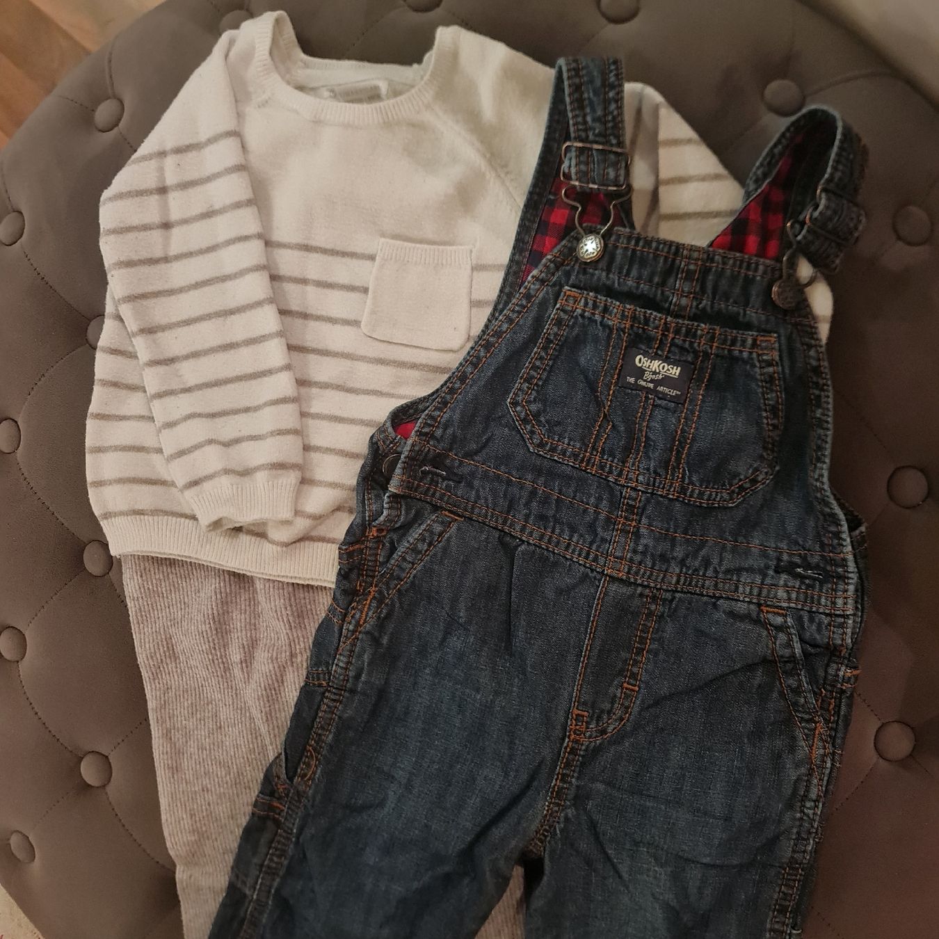 Oshkosh Lotti & Set di vestiti: OshKosh Latzhose Jeans & Pullover Gr. 86 2-tlg – Usato da Noflen BE venduto da vco_hnn7
