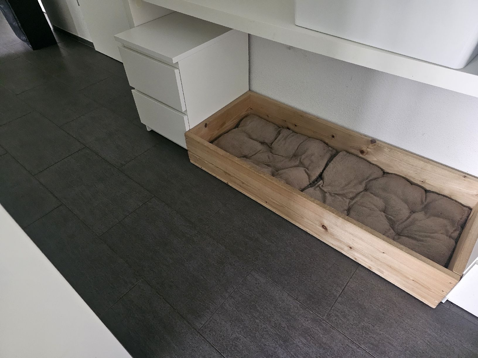 Articoli in legno: Holz Hundebett mit Kissen – Usato da Ebikon venduto da lyl 1