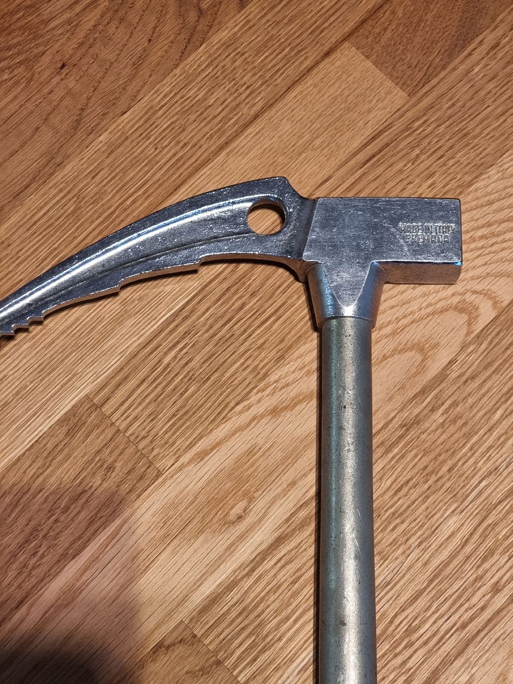Attrezzatura da arrampicata: Vintage Ice Axe - Classic Mountaineering Tool – Usato da Rolle venduto da Groovytrain 3