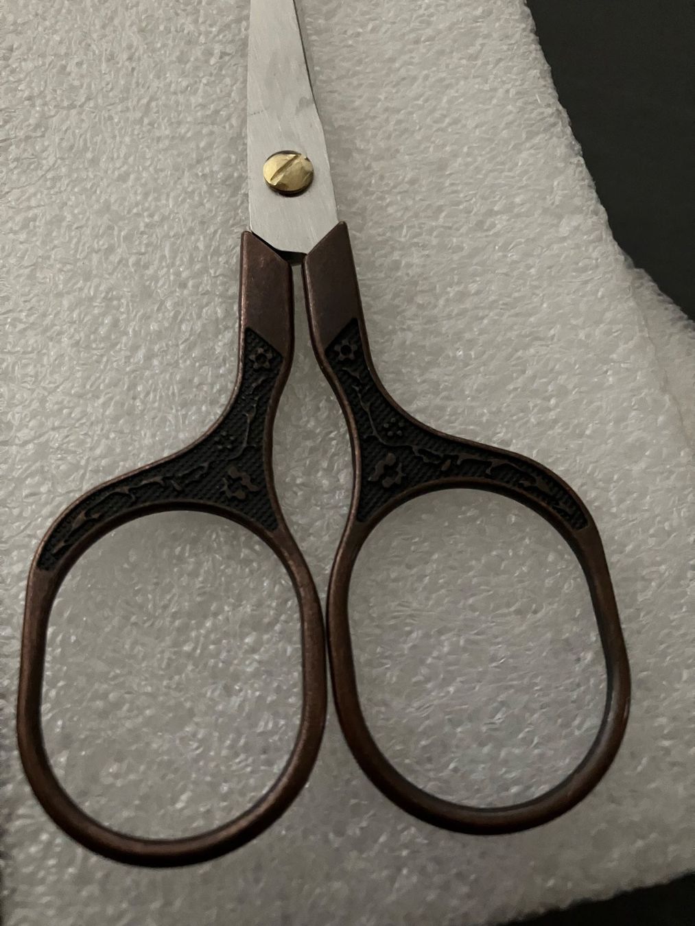Tutti gli attrezzi: Bronzefarbene Handarbeitsschere mit Blumenmuster, Gr. 6x12cm – Nuovo (secondo la descrizione) da Affoltern am Albis venduto da Dlotti 1