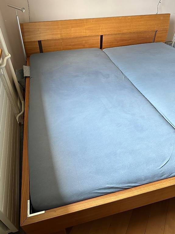 Betten: Doppelbett Nussbaum 200x200 – Gebraucht aus Kilchberg ZH von bin_sq5j 2