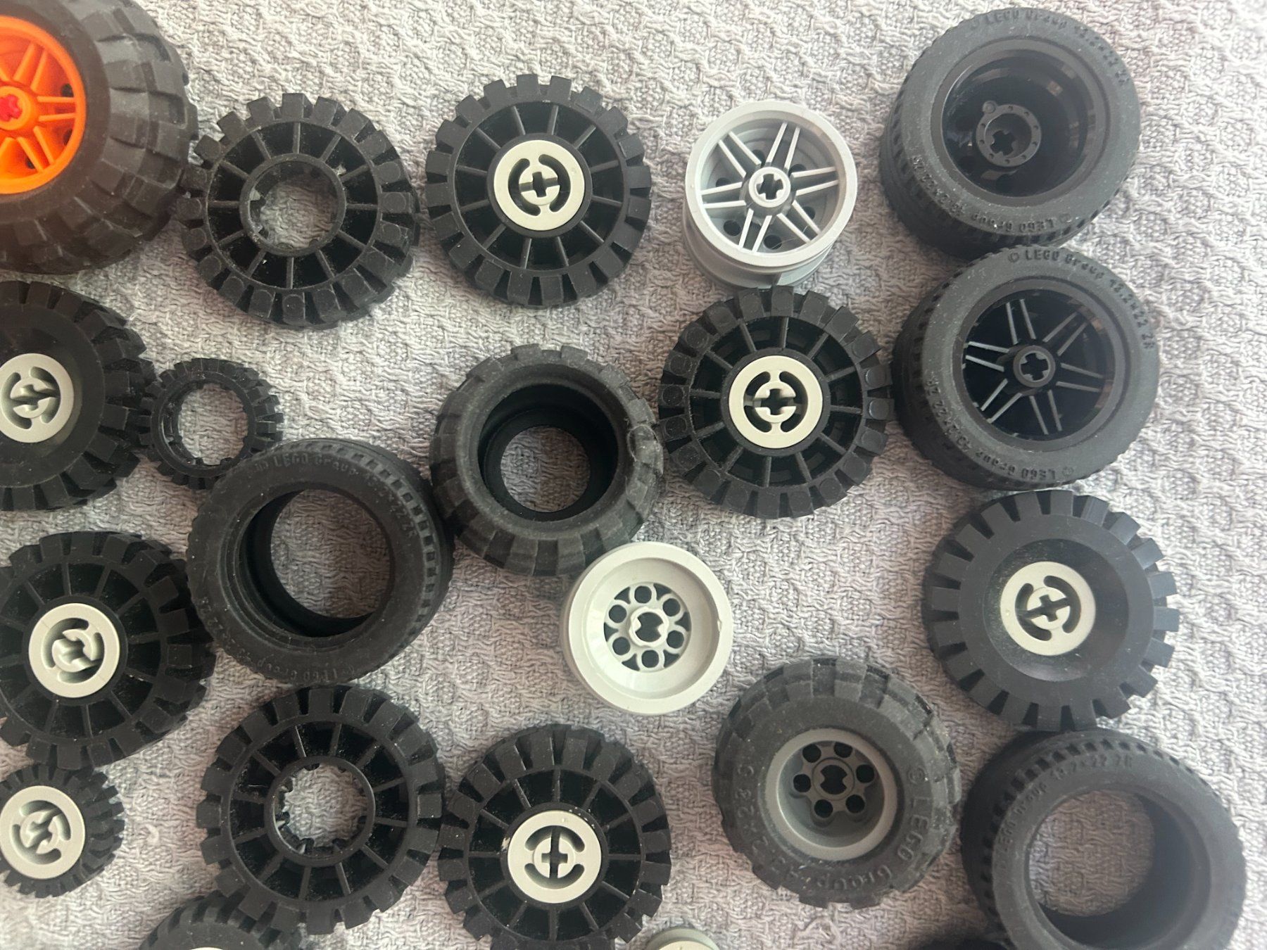 Lego Spielzeuge: 450 Gramm Lego Technik Räder – Gebraucht aus Volketswil von Daniel68ernst 3