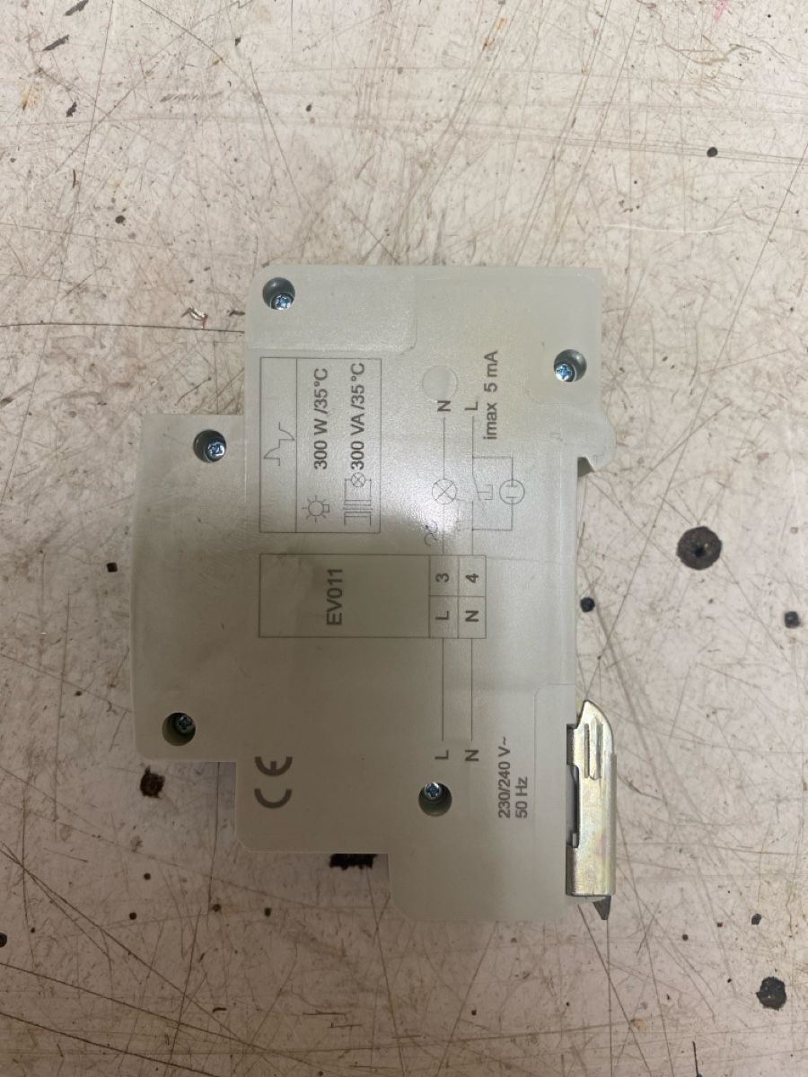 Hager Schalter: Hager Ferndimmer EV011 RL 300W Phasenanschnitt 1TE – Gebraucht aus Oberbuchsiten von DjComix 1