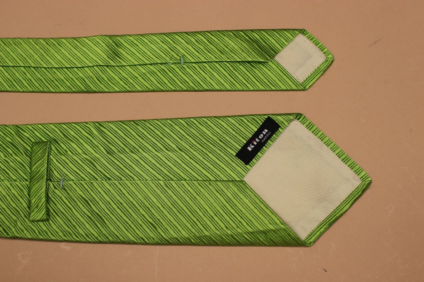 Kiton Cravatte: KITON Green Silk Tie – Usato da Hombrechtikon venduto da BAZ-Vintage 1