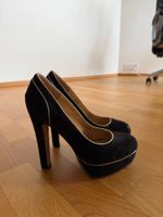 Schwarze Plateau Schuhe mit goldenen Details