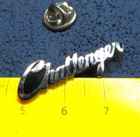 Dodge Challenger Auto Pin Schriftzug geprägt silbrig