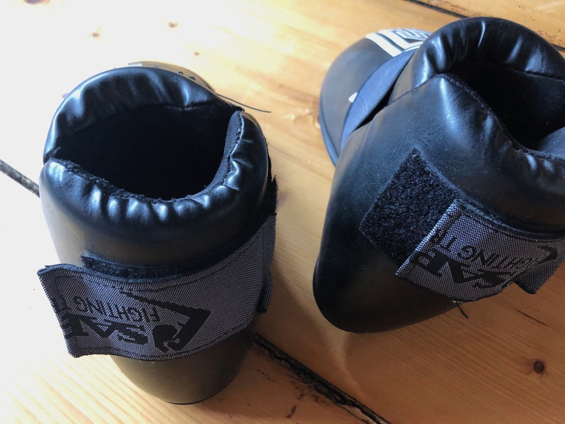 Herrenschuhe: Karate Kickboxing Kinderschuhe – Gebraucht aus Innertkirchen von Urbachtal 2