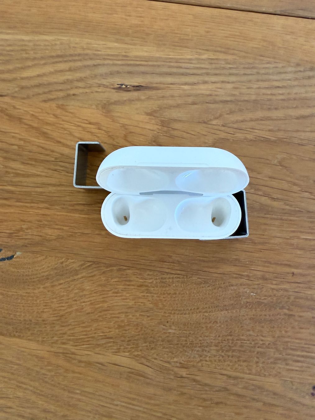 Apple Cuffie: APPLE AirPods Pro 2 Charging Case – Usato da Lausanne venduto da Nine1982 1