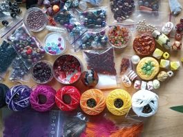 Grosses Bastelset: Perlen, echte Edelsteine, Federn, Garn,..