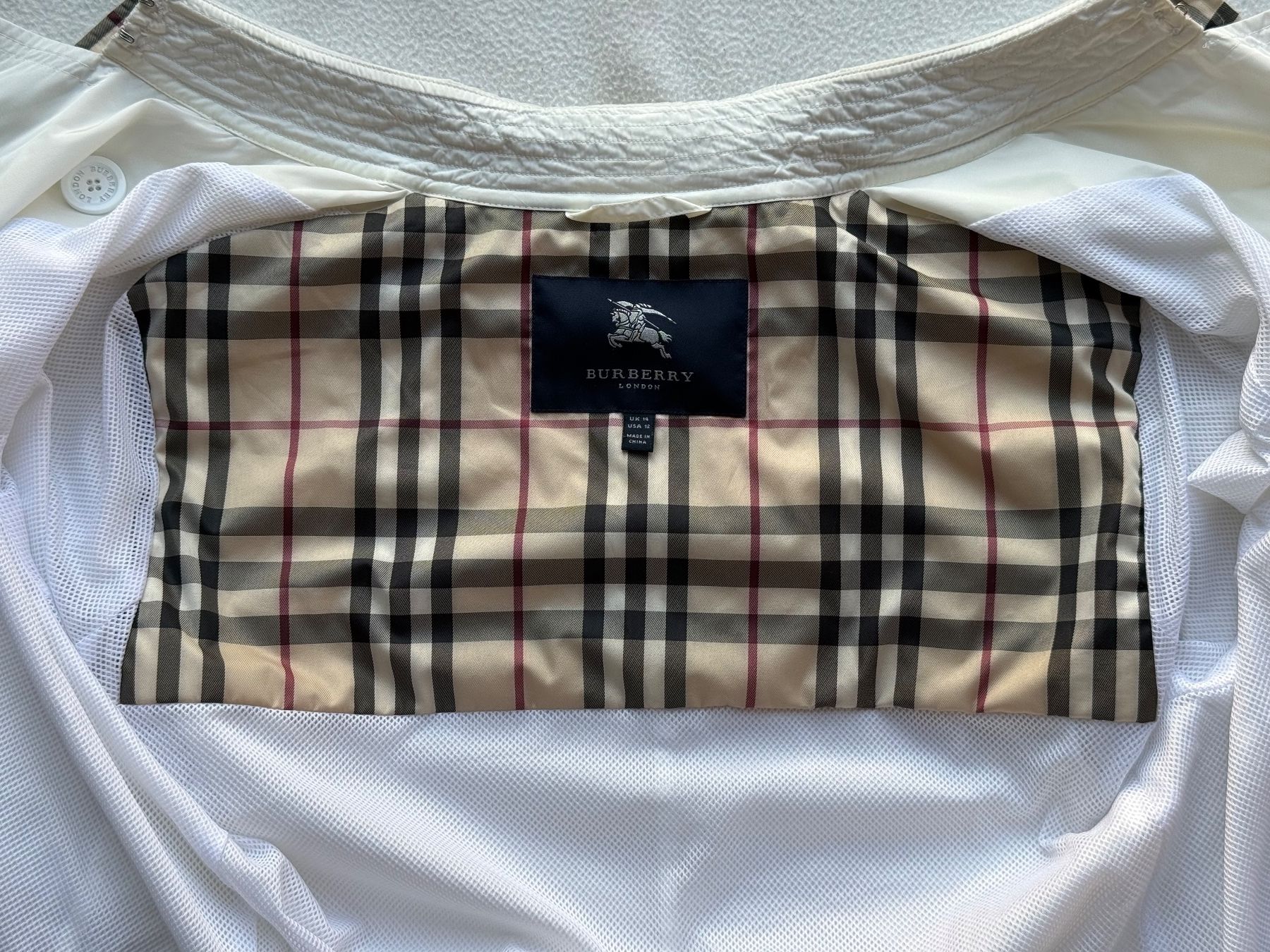 Burberry Cappotti: Weisser Trench Coat von Burberry – Usato da Endingen venduto da lisous.closet 5