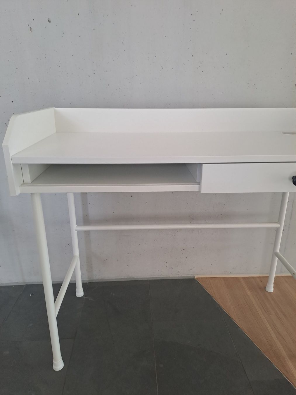 Scrivanie: IKEA HAUGA Schreibtisch/Pult – Usato da Effretikon venduto da mjumju 2