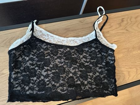 Zwei Spitzen-Tops schwarz und weiss in gutem Zustand
