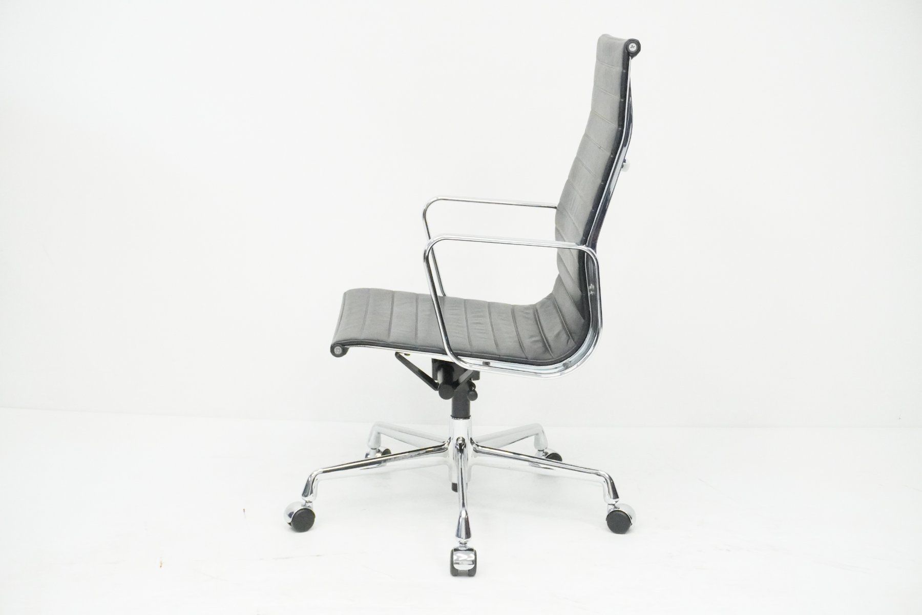 Vitra Sedie: Vitra Eames Alu Chair EA119 Leder Designklassiker – Usato da Bad Zurzach venduto da QLASSIQ 3
