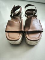 Neue Zara Plateau-Sandalen aus braunem Leder, Größe 39