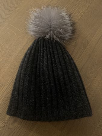 Strickmütze mit abnehmbarem Echtfell-Pompon