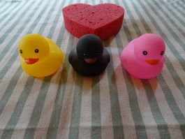 3 Stk. Mini Entchen und ein Herzschwamm zum Baden - 260911
