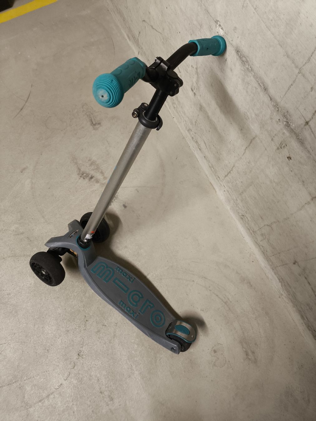 Micro Kickboard: Trotti Maxi Micro Deluxe Pro Roller in Grau/Aqua Blau – Usato da Thayngen venduto da oliveira31 4
