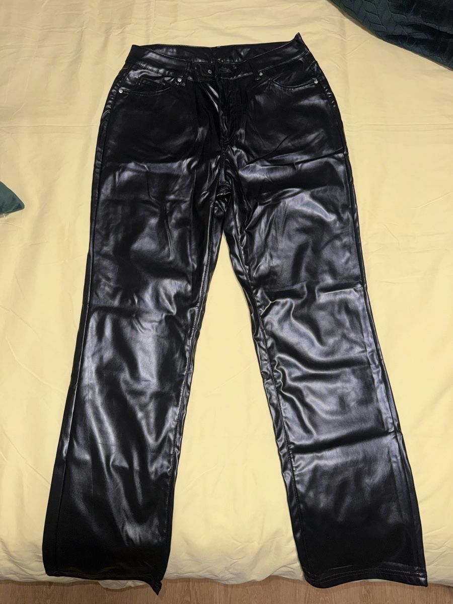 Pantalons: Schwarze Damen Kunstlederhose – Neuf (Voir description) à Bad Zurzach par vit_rct6