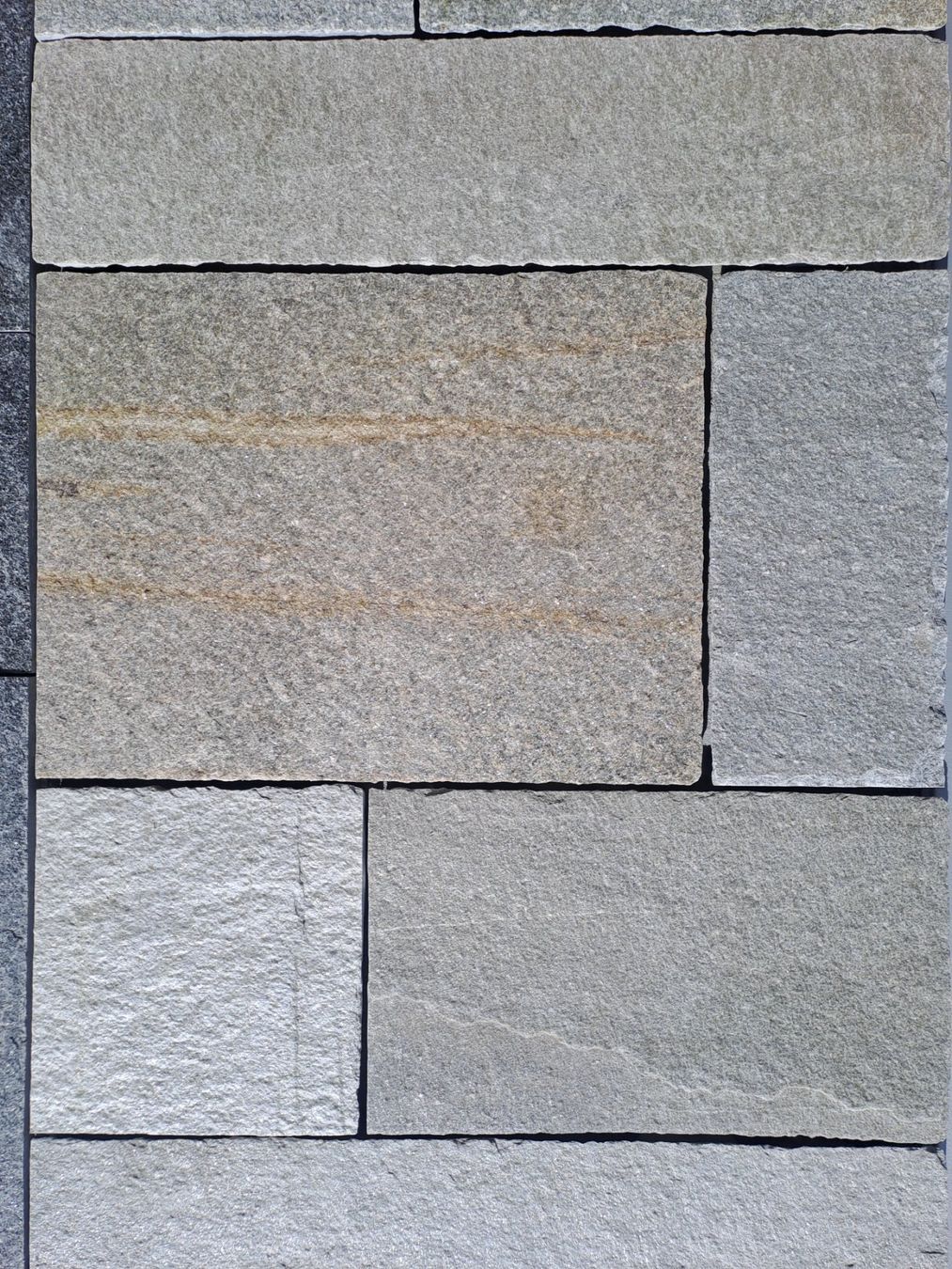 Rivestimenti per pavimenti: Granitplatten Bodenplatten Pietra Luserna Italien – Nuovo (secondo la descrizione) da Kreuzlingen venduto da lilo224