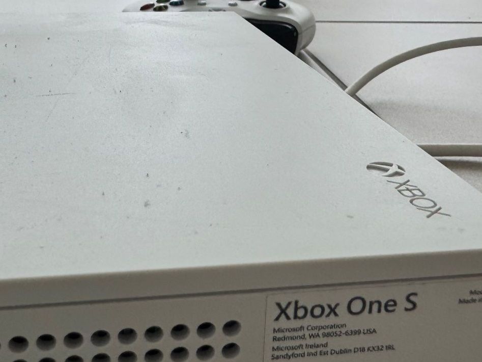 Microsoft Console: Xbox One S Konsole 1TB mit Controller, gebraucht – Usato da Meierskappel venduto da kev_nn8q 2