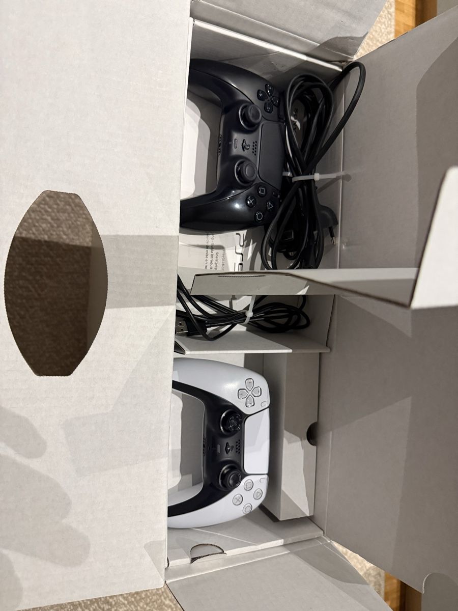 Sony Konsolen: Sony PlayStation 5 Console Disc Version with 2 Controllers – Gebraucht aus Pully von kev_jv2t 8