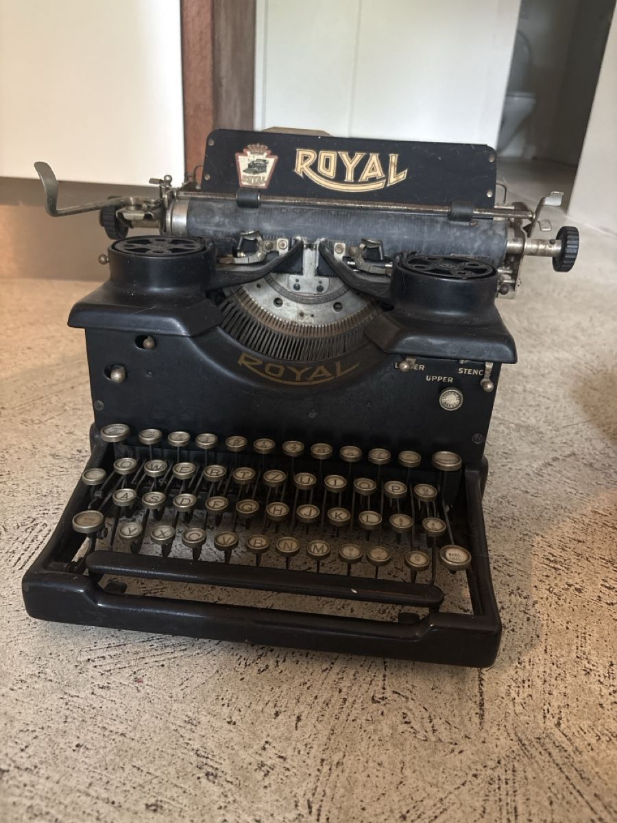 Macchine da scrivere: Machine à écrire Royal ancienne, objet de collection  – Usato da Vernier venduto da Judge63 5