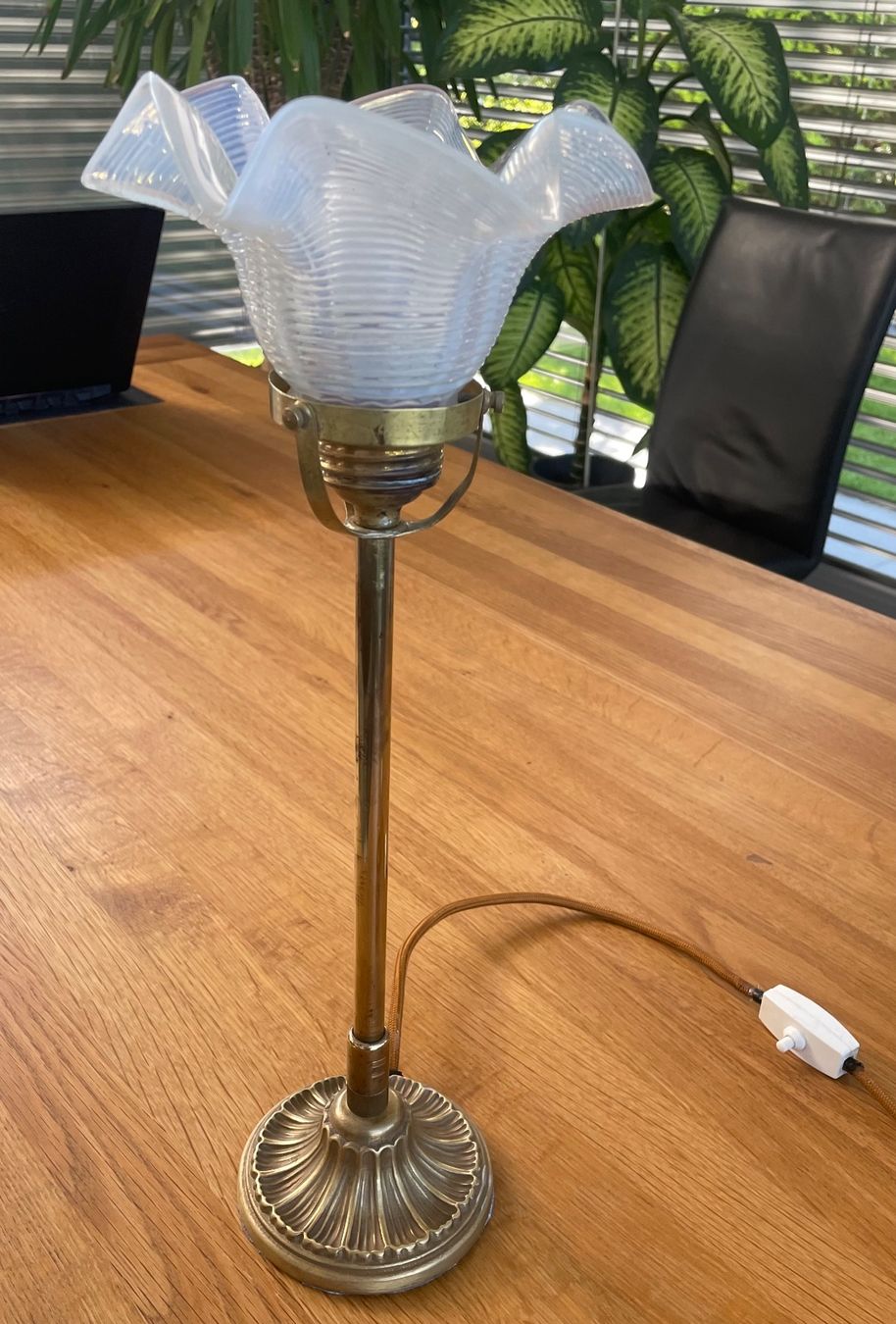 Lampen: Antike Tischlampe Jugendstil Opalglas mit Messingfuss – Gebraucht aus Büsserach von Urkundenflora 4